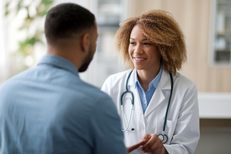 homme-medecin-consultation-cabinet