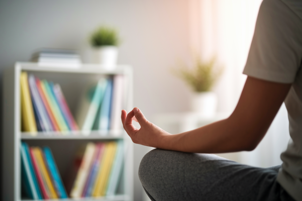 personne-dos-meditation-chambre-bibliotheque