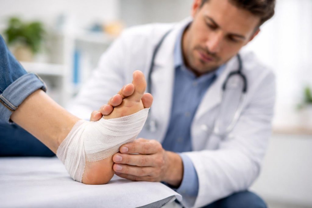 medecin-examinant-pied-bande-cabinet