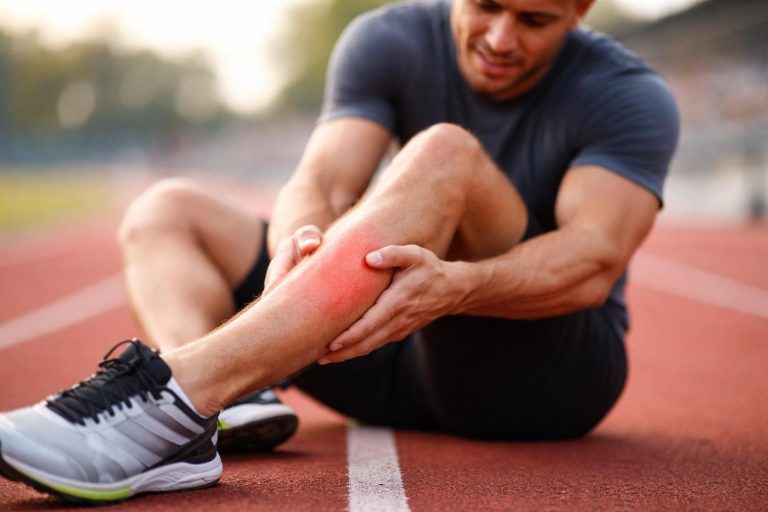 athlete-jambe-douleur-piste-floue