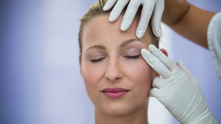 Paupières tombantes : quand envisager une blépharoplastie à Nantes ?