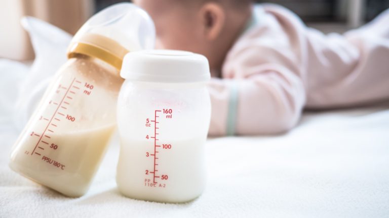 Quel lait infantile privilégier selon les besoins de bébé avec la sélection Pharmazon ?